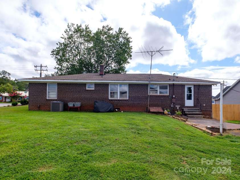 408 Pine Ridge Road, Duncan, SC 29334.  MLS# CAR4201970, YatesRealty ID 5761. Back of the house-antenna will be removed.