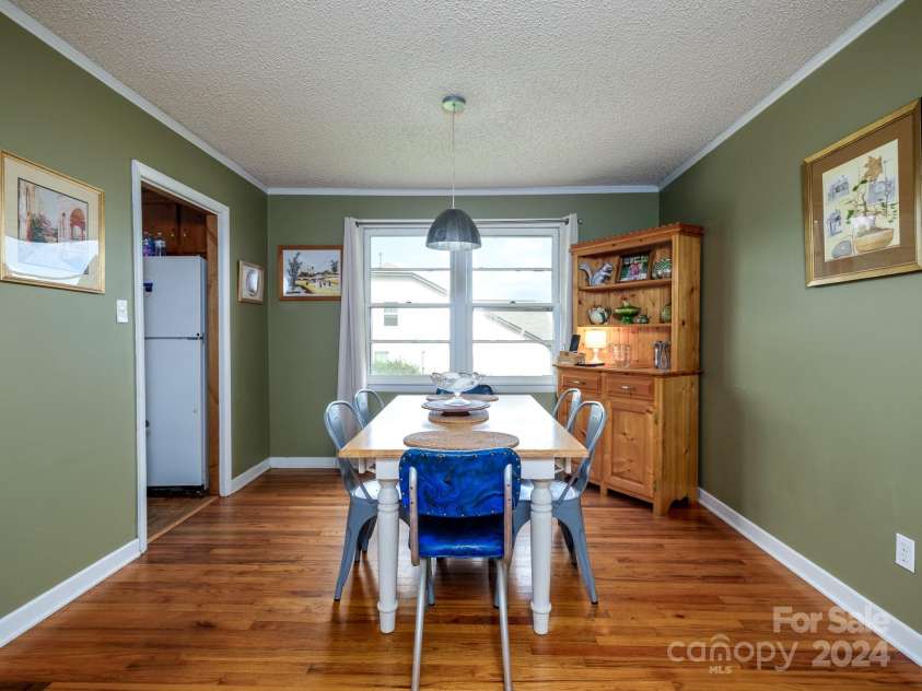 408 Pine Ridge Road, Duncan, SC 29334.  MLS# CAR4201970, YatesRealty ID 5761. Dining area next to kitchen with tons of natural light.  Original wood floors