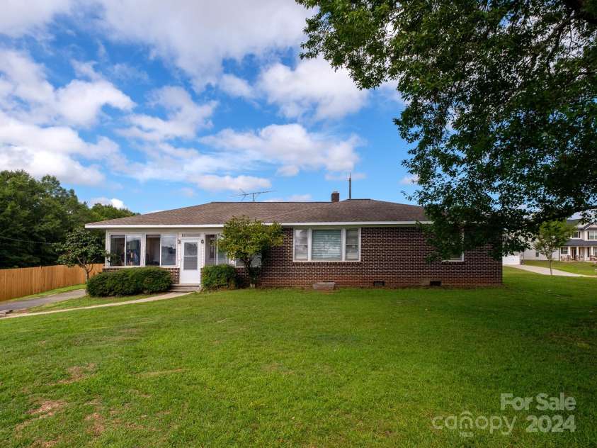 408 Pine Ridge Road, Duncan, SC 29334.  MLS# CAR4201970, YatesRealty ID 5761. Front of the house--sunroom to the left