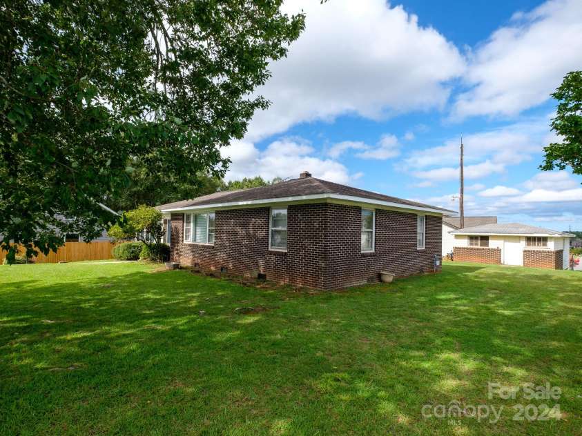 408 Pine Ridge Road, Duncan, SC 29334.  MLS# CAR4201970, YatesRealty ID 5761. Side view to the back