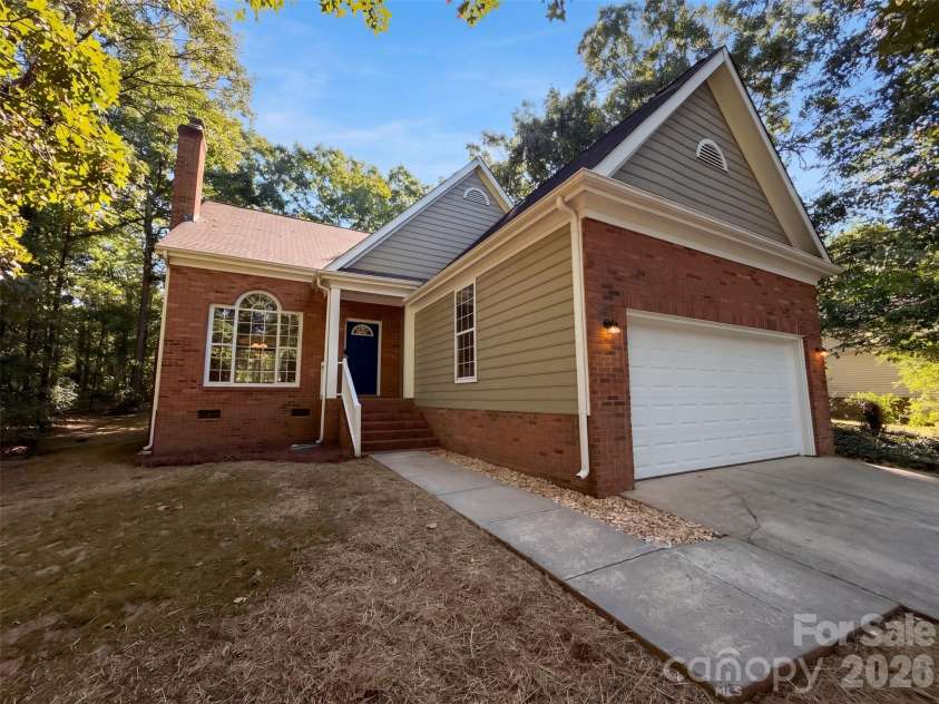 8224 Hunley Ridge Road, Matthews, NC 28104.  MLS# CAR4436204, YatesRealty ID 57614. 