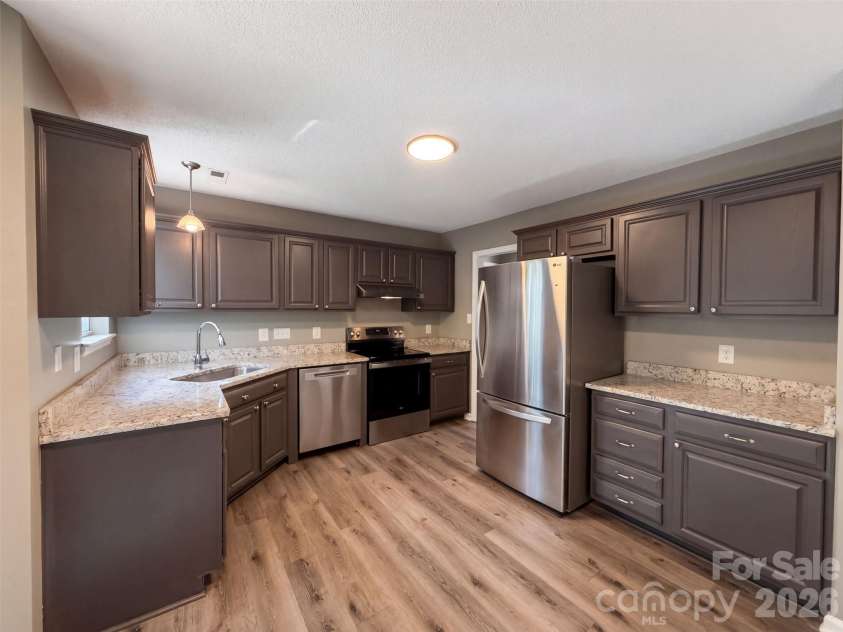 8224 Hunley Ridge Road, Matthews, NC 28104.  MLS# CAR4436204, YatesRealty ID 57614. 
