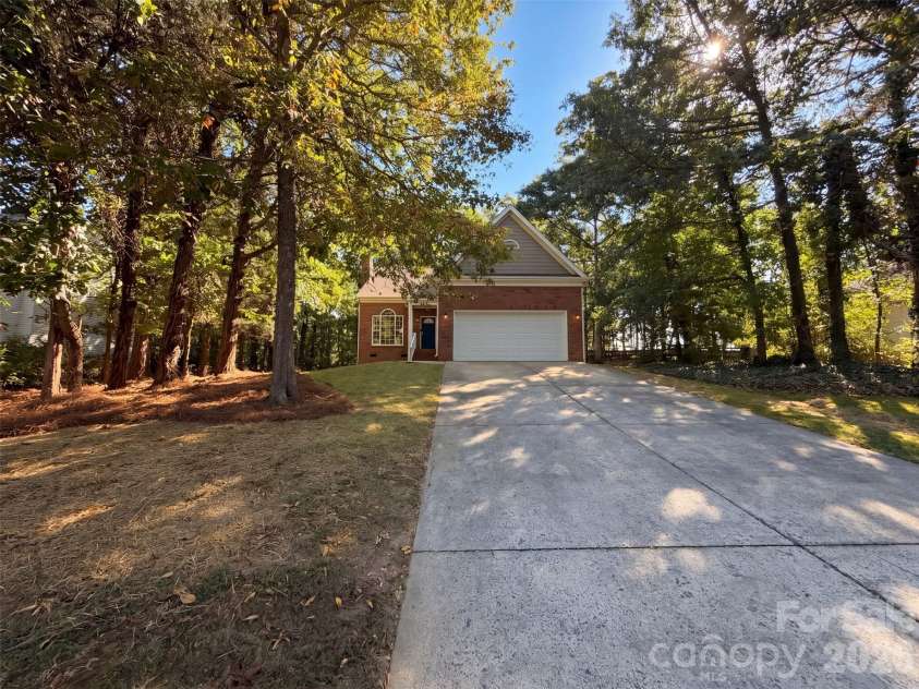 8224 Hunley Ridge Road, Matthews, NC 28104.  MLS# CAR4436204, YatesRealty ID 57614. 