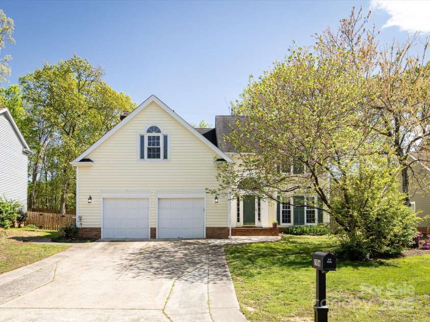 2906 Crescent Knoll Drive, Matthews, NC 28105.  MLS# CAR4242037, YatesRealty ID 5763. 