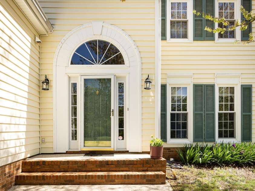 2906 Crescent Knoll Drive, Matthews, NC 28105.  MLS# CAR4242037, YatesRealty ID 5763. 
