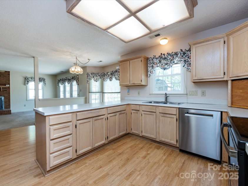 2906 Crescent Knoll Drive, Matthews, NC 28105.  MLS# CAR4242037, YatesRealty ID 5763. 