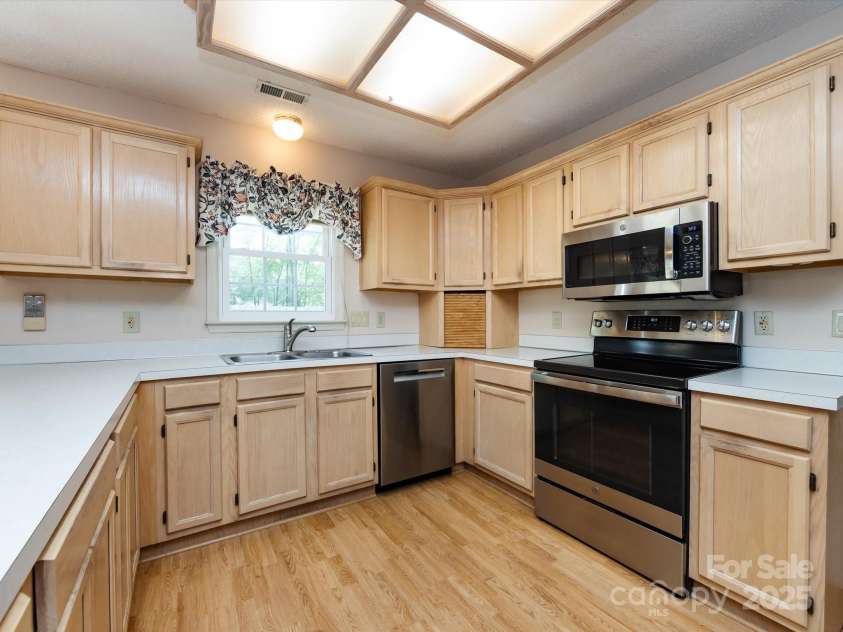 2906 Crescent Knoll Drive, Matthews, NC 28105.  MLS# CAR4242037, YatesRealty ID 5763. 