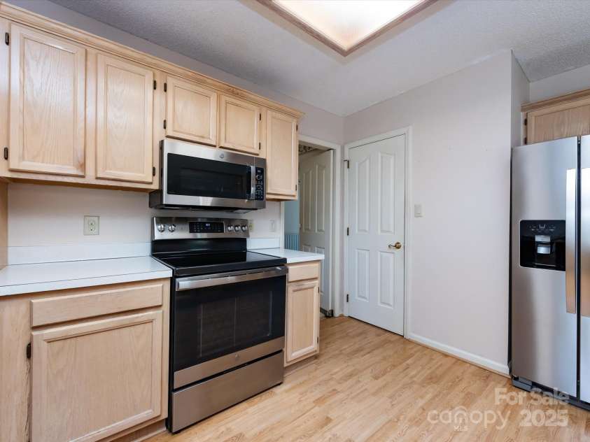 2906 Crescent Knoll Drive, Matthews, NC 28105.  MLS# CAR4242037, YatesRealty ID 5763. 
