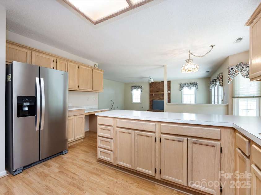 2906 Crescent Knoll Drive, Matthews, NC 28105.  MLS# CAR4242037, YatesRealty ID 5763. 
