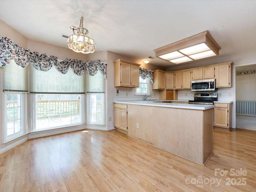 2906 Crescent Knoll Drive, Matthews, NC 28105.  MLS# CAR4242037, YatesRealty ID 5763. 