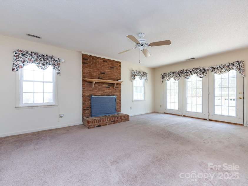 2906 Crescent Knoll Drive, Matthews, NC 28105.  MLS# CAR4242037, YatesRealty ID 5763. 