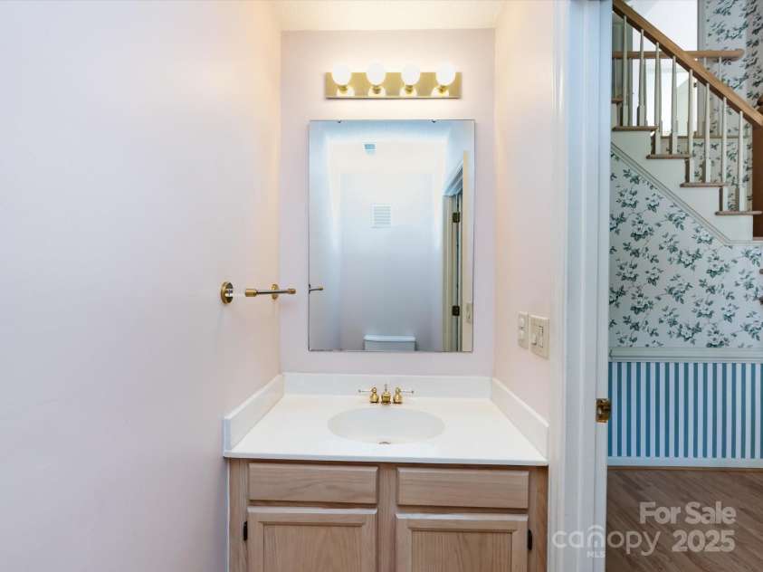 2906 Crescent Knoll Drive, Matthews, NC 28105.  MLS# CAR4242037, YatesRealty ID 5763. 
