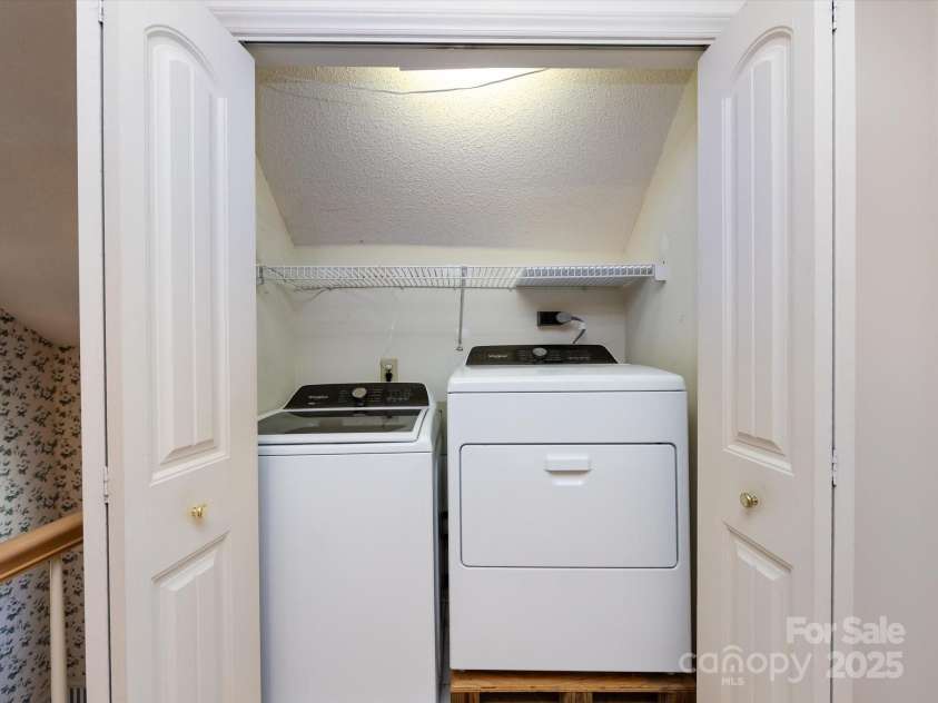 2906 Crescent Knoll Drive, Matthews, NC 28105.  MLS# CAR4242037, YatesRealty ID 5763. 