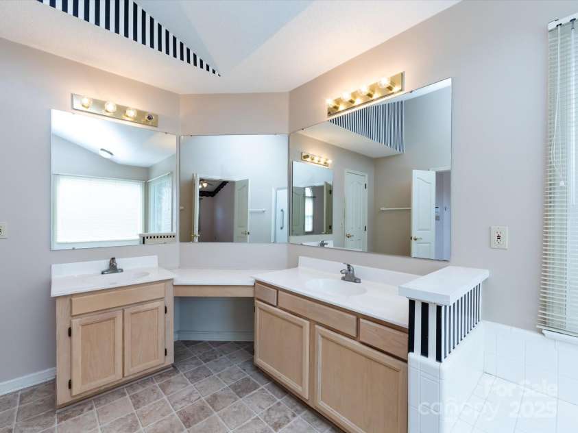 2906 Crescent Knoll Drive, Matthews, NC 28105.  MLS# CAR4242037, YatesRealty ID 5763. 
