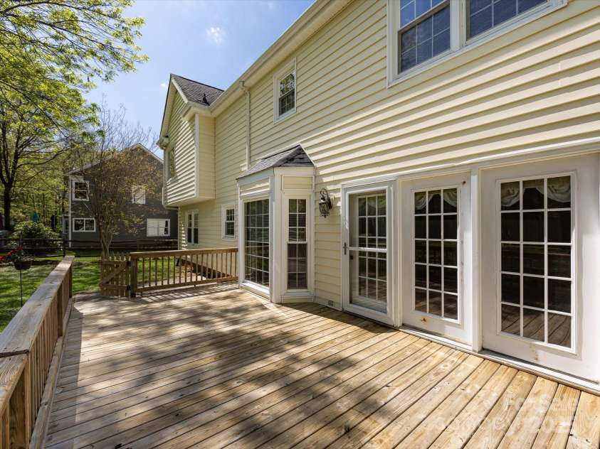 2906 Crescent Knoll Drive, Matthews, NC 28105.  MLS# CAR4242037, YatesRealty ID 5763. 