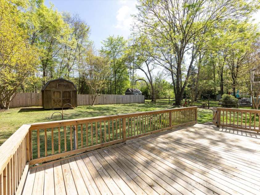 2906 Crescent Knoll Drive, Matthews, NC 28105.  MLS# CAR4242037, YatesRealty ID 5763. 