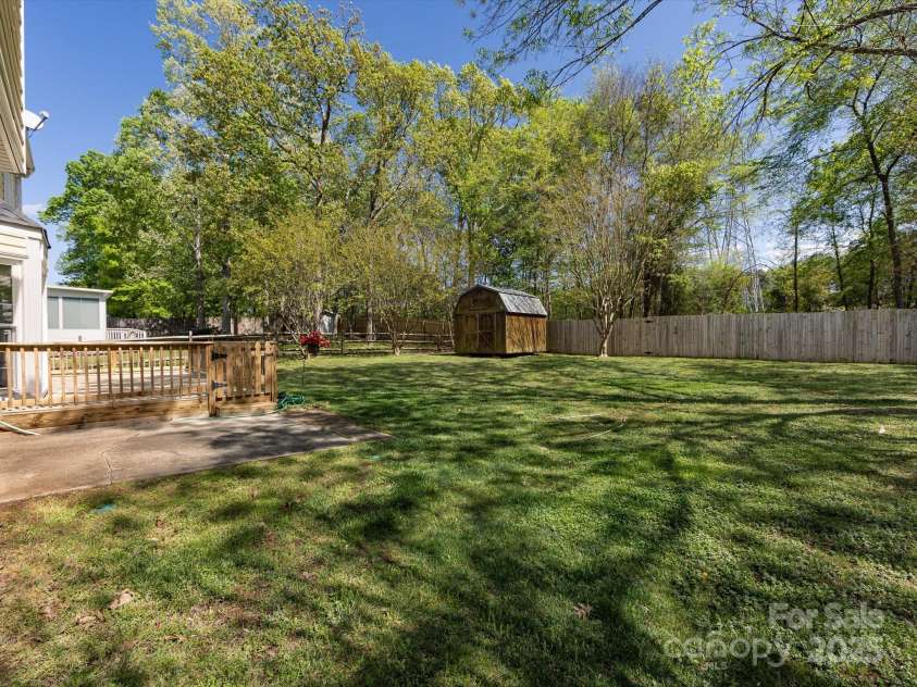 2906 Crescent Knoll Drive, Matthews, NC 28105.  MLS# CAR4242037, YatesRealty ID 5763. 