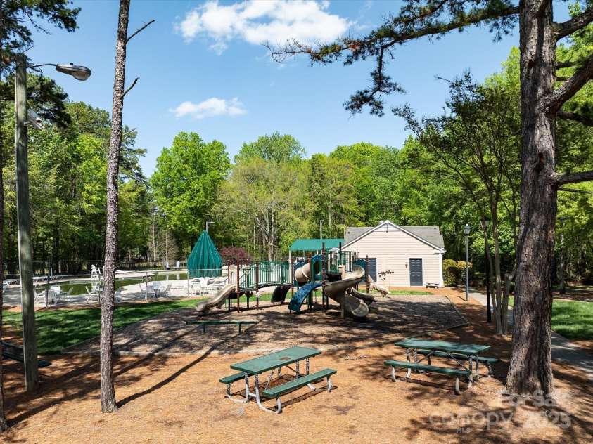 2906 Crescent Knoll Drive, Matthews, NC 28105.  MLS# CAR4242037, YatesRealty ID 5763. 