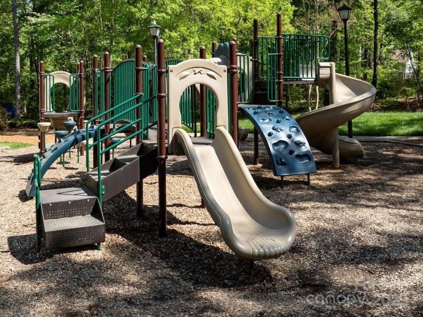 2906 Crescent Knoll Drive, Matthews, NC 28105.  MLS# CAR4242037, YatesRealty ID 5763. 