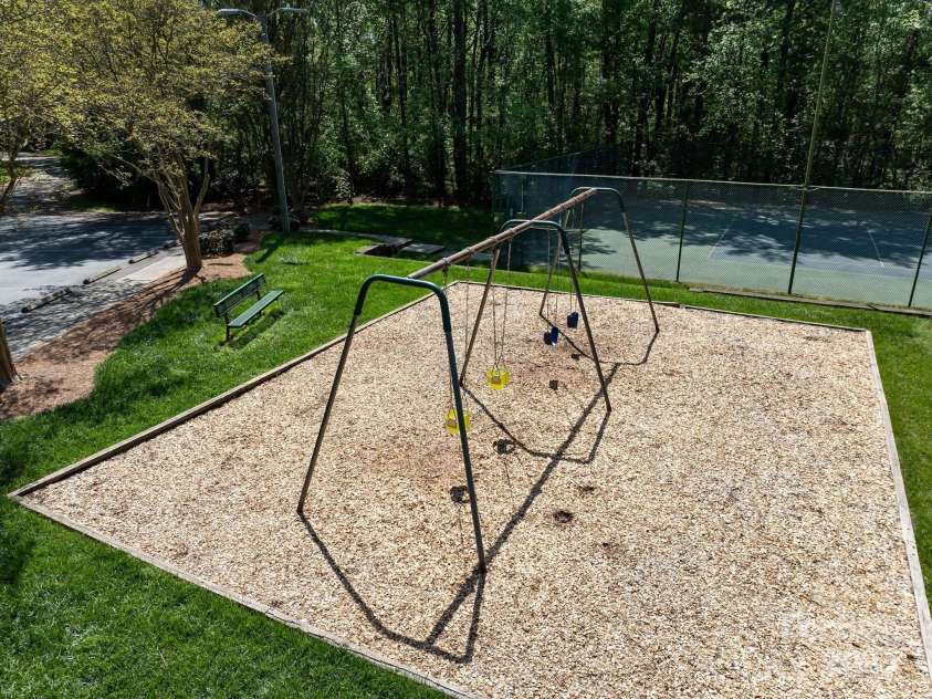 2906 Crescent Knoll Drive, Matthews, NC 28105.  MLS# CAR4242037, YatesRealty ID 5763. 