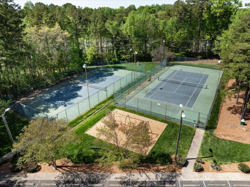 2906 Crescent Knoll Drive, Matthews, NC 28105.  MLS# CAR4242037, YatesRealty ID 5763. 