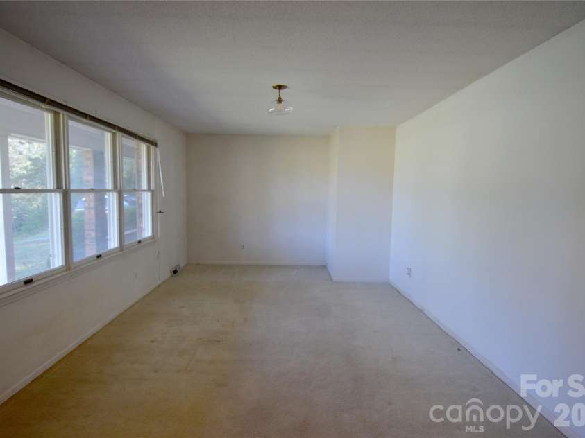150 Eplee Loop, Marion, NC 28752.  MLS# CAR4435046, YatesRealty ID 57638. Living