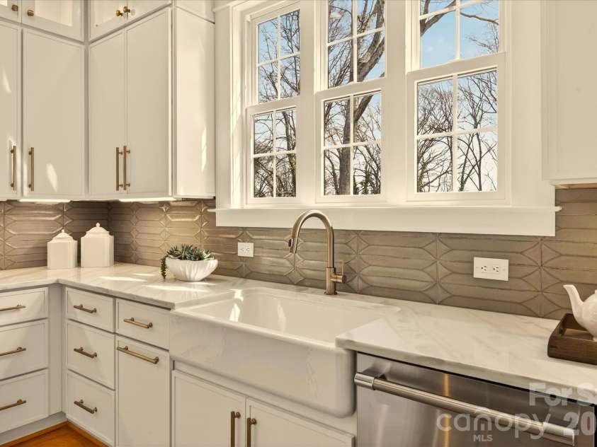 1718 Seifert Circle, Charlotte, NC 28205.  MLS# CAR4422244, YatesRealty ID 57645. 