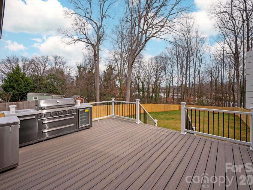 1718 Seifert Circle, Charlotte, NC 28205.  MLS# CAR4422244, YatesRealty ID 57645. 
