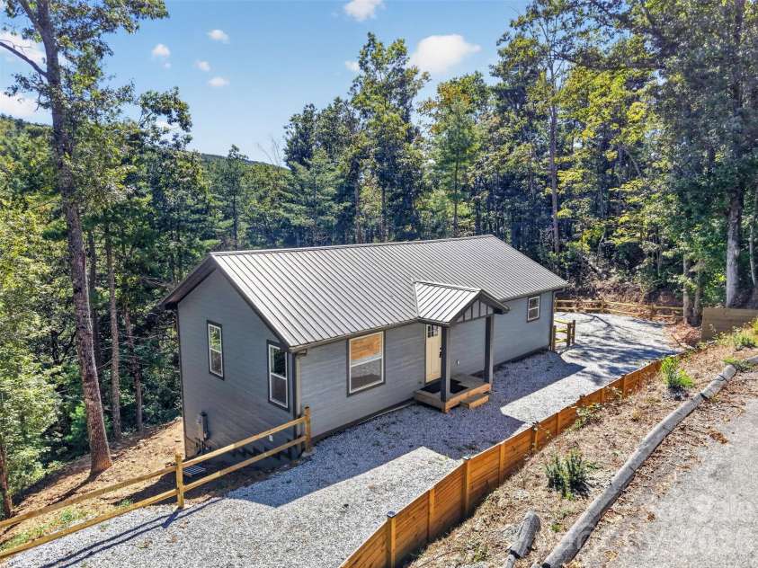 594 McMillan Drive, Hendersonville, NC 28792.  MLS# CAR4435926, YatesRealty ID 57648. 
