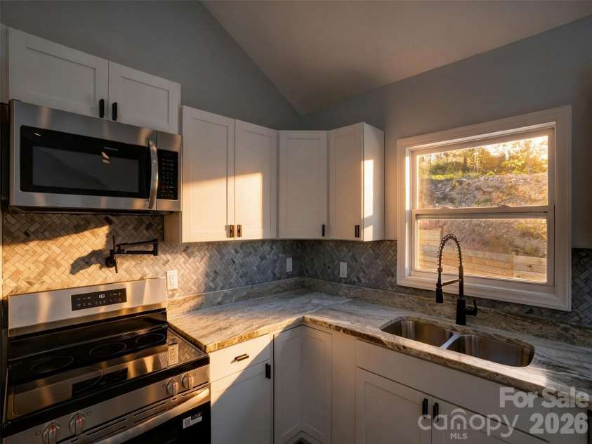 594 McMillan Drive, Hendersonville, NC 28792.  MLS# CAR4435926, YatesRealty ID 57648. 