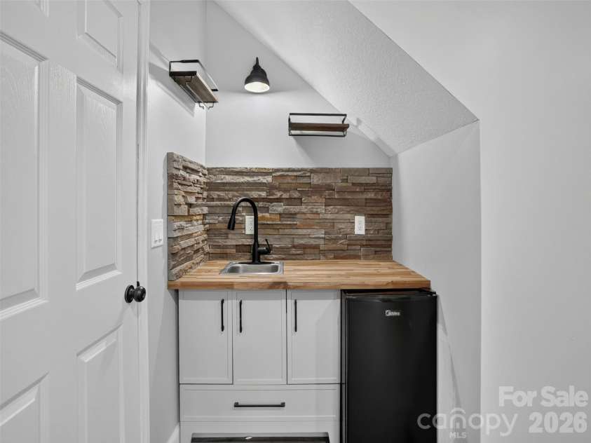 594 McMillan Drive, Hendersonville, NC 28792.  MLS# CAR4435926, YatesRealty ID 57648. 