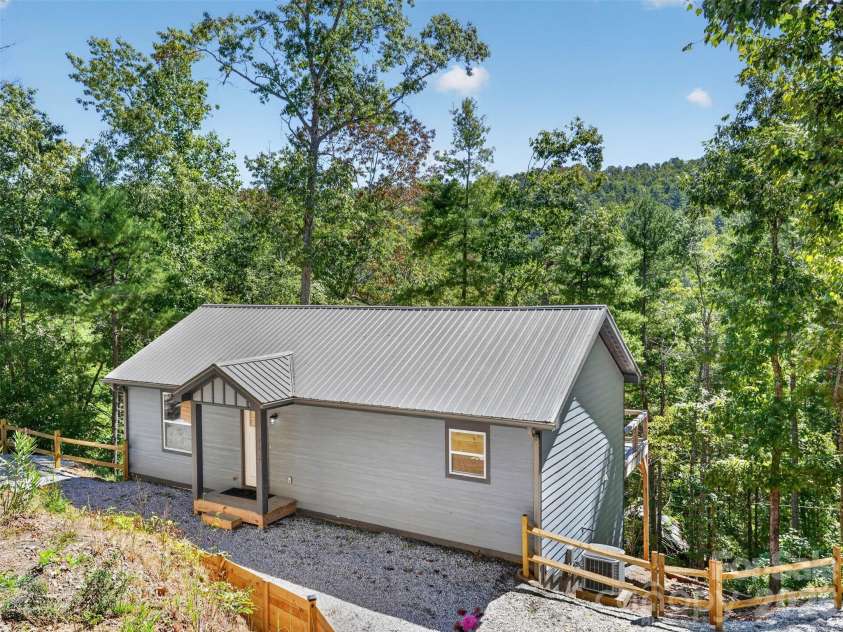594 McMillan Drive, Hendersonville, NC 28792.  MLS# CAR4435926, YatesRealty ID 57648. 
