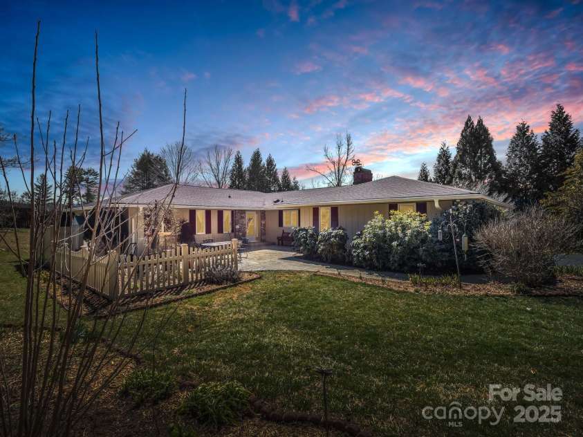 120 Yardley Court, Hendersonville, NC 28739.  MLS# CAR4226495, YatesRealty ID 5766. WELCOME TO YOUR NEW HOME!