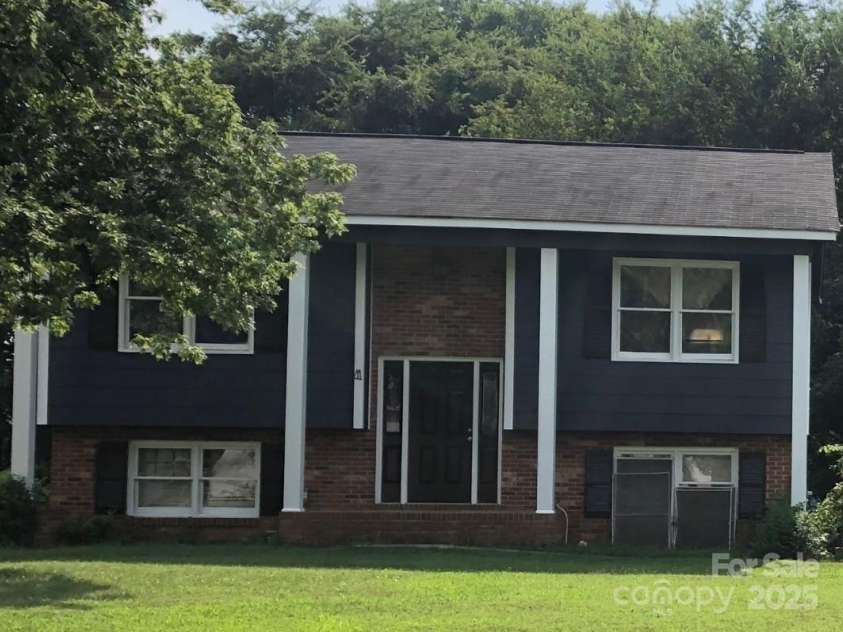 5601 Beaconsfield Road, Charlotte, NC 28214.  MLS# CAR4329327, YatesRealty ID 5767. 