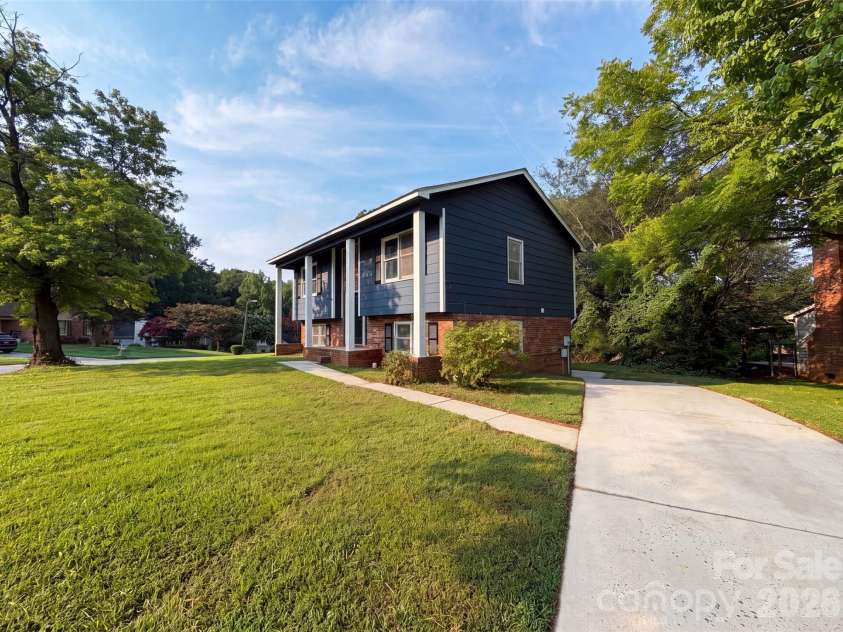 5601 Beaconsfield Road, Charlotte, NC 28214.  MLS# CAR4408741, YatesRealty ID 5767. 