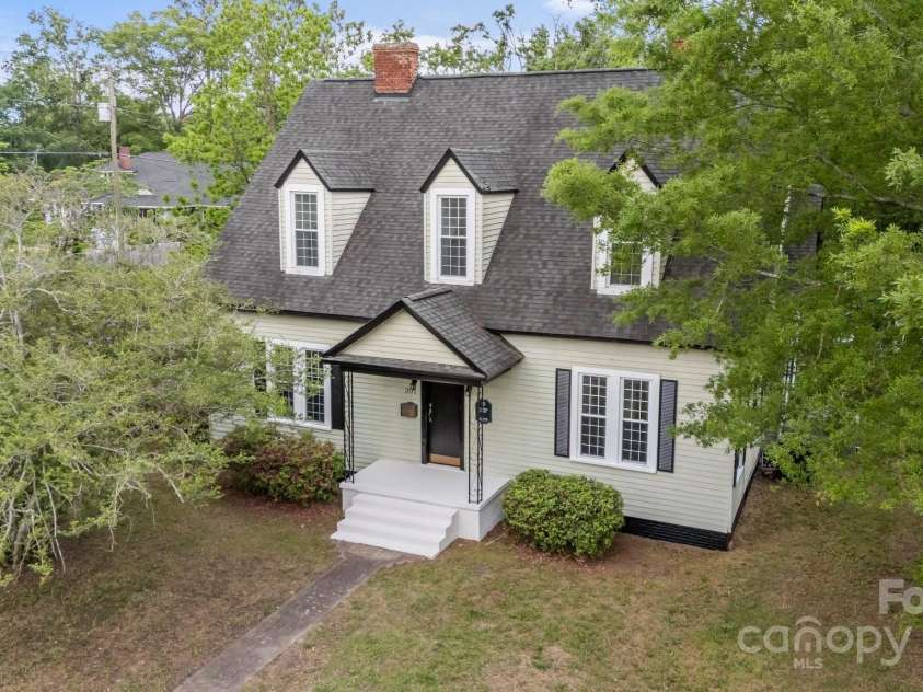 301 Central Street, Maxton, NC 28364.  MLS# CAR4327516, YatesRealty ID 5768. 