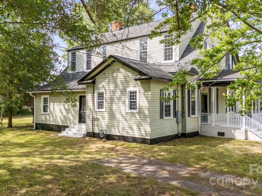 301 Central Street, Maxton, NC 28364.  MLS# CAR4327516, YatesRealty ID 5768. 