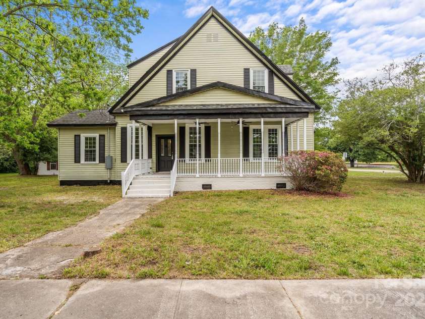 301 Central Street, Maxton, NC 28364.  MLS# CAR4327516, YatesRealty ID 5768. 