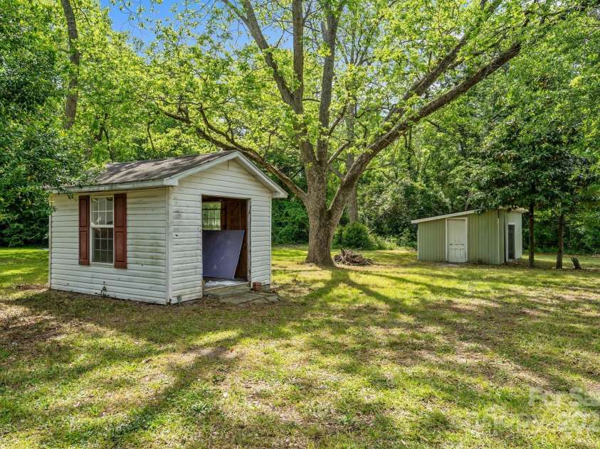 301 Central Street, Maxton, NC 28364.  MLS# CAR4327516, YatesRealty ID 5768. 