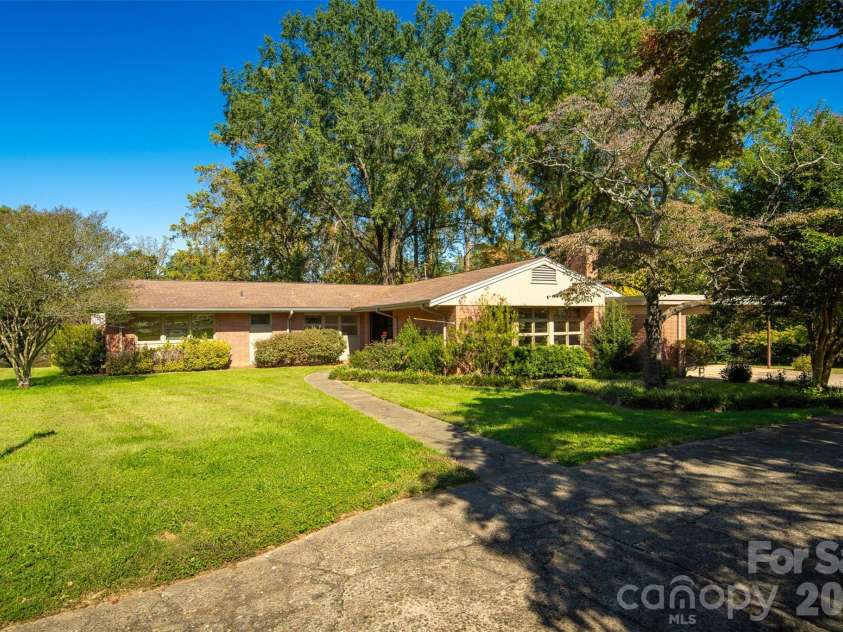 160 17th Avenue, Hickory, NC 28601.  MLS# CAR4435976, YatesRealty ID 57680. 