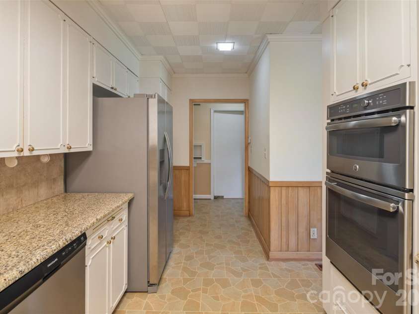 160 17th Avenue, Hickory, NC 28601.  MLS# CAR4435976, YatesRealty ID 57680. 