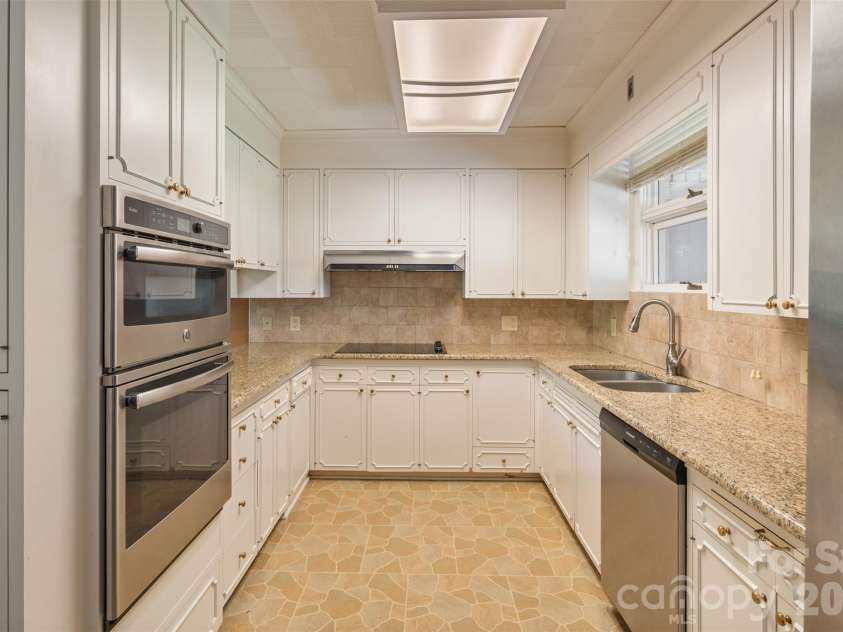 160 17th Avenue, Hickory, NC 28601.  MLS# CAR4435976, YatesRealty ID 57680. 