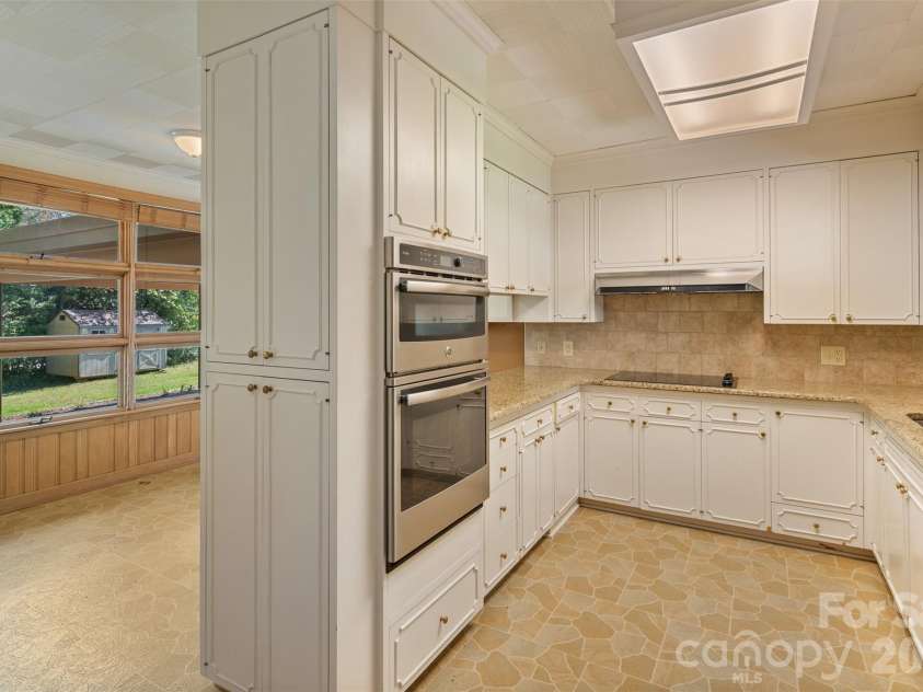 160 17th Avenue, Hickory, NC 28601.  MLS# CAR4435976, YatesRealty ID 57680. 