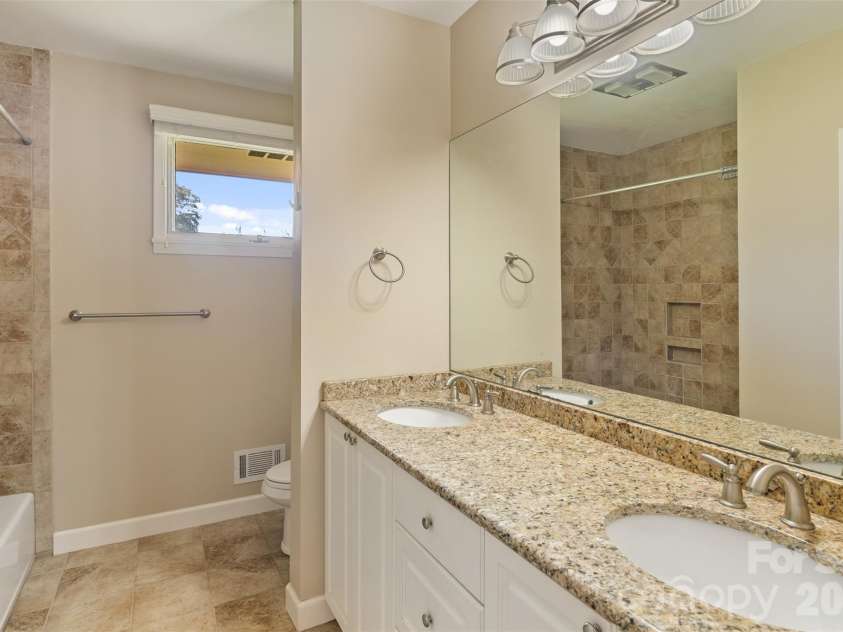 160 17th Avenue, Hickory, NC 28601.  MLS# CAR4435976, YatesRealty ID 57680. 