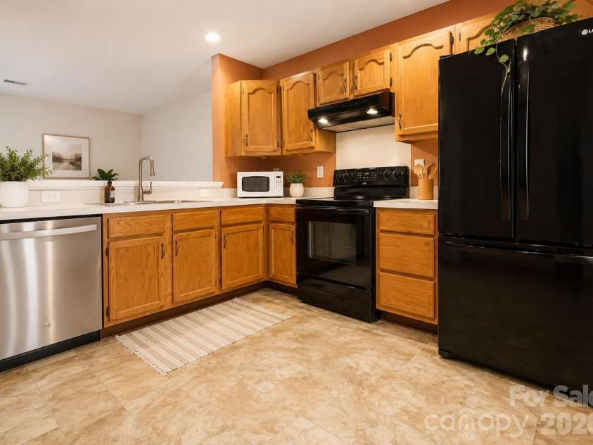 5965 Prescott Court, Charlotte, NC 28269.  MLS# CAR4360652, YatesRealty ID 5769. Kitchen