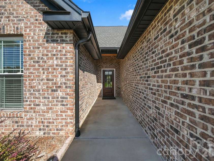 3331 48th Avenue, Hickory, NC 28601.  MLS# CAR4430072, YatesRealty ID 57690. 