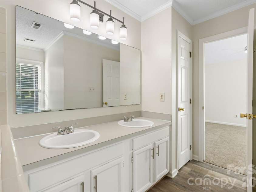 1312 Newfound Hollow Drive, Charlotte, NC 28214.  MLS# CAR4427413, YatesRealty ID 57695. Primary Bath