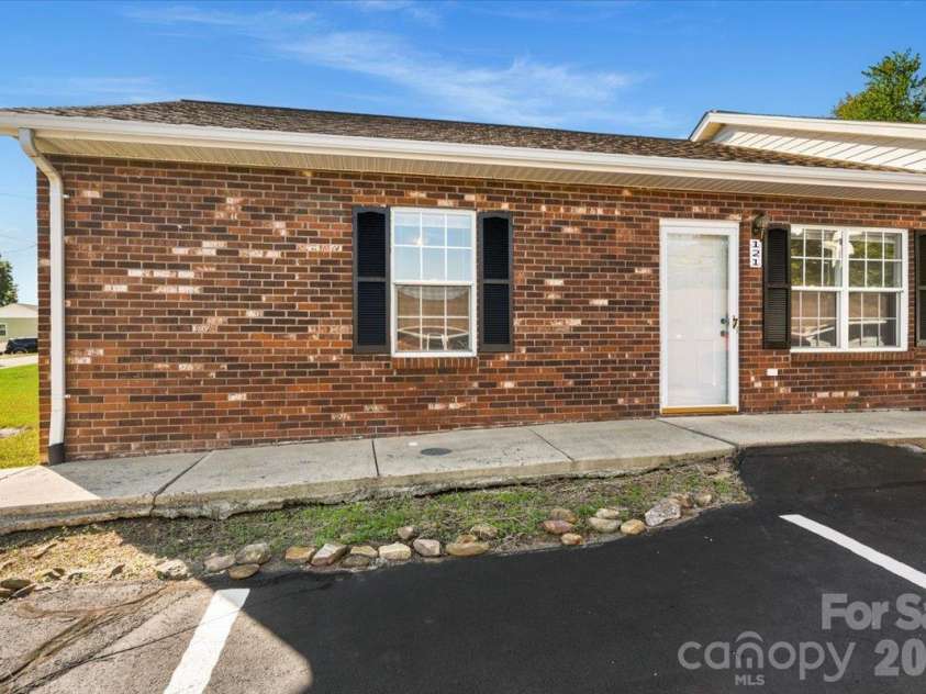 121 24th Street, Hickory, NC 28601.  MLS# CAR4436384, YatesRealty ID 57698. 
