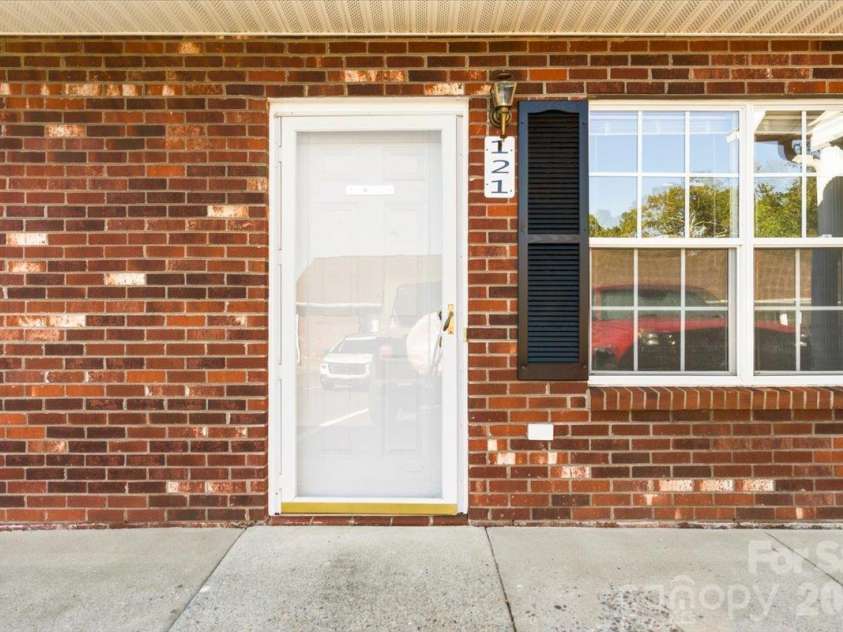 121 24th Street, Hickory, NC 28601.  MLS# CAR4436384, YatesRealty ID 57698. 