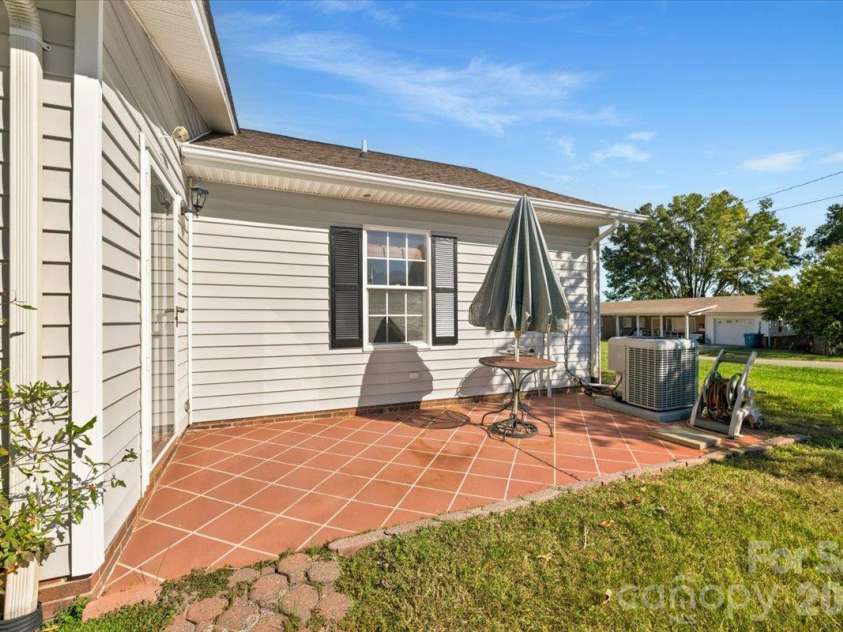 121 24th Street, Hickory, NC 28601.  MLS# CAR4436384, YatesRealty ID 57698. 